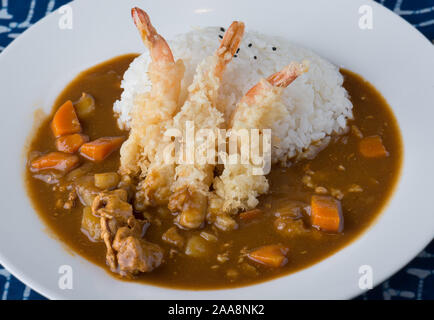 Il curry giapponese con gamberi fritti rabbocco o ebi tempura kare riso. Foto Stock