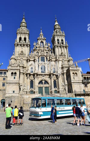 Cattedrale con i pellegrini di scattare foto a Plaza del Obradoiro con il vecchio autobus da esposizione. Santiago de Compostela, Spagna. Luglio 28, 2019. Foto Stock
