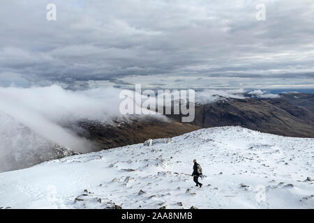 Walker sul vertice del Lodore Falls in inverno con la vista a sud-est su nube coprì Crinkle Crags e oltre verso il Coniston Fells, Lago, distri Foto Stock