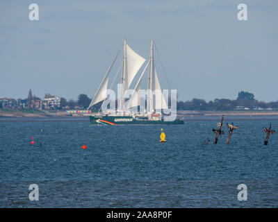 Sheerness, Kent, Regno Unito. Xx Novembre, 2019. Nave di Greenpeace Rainbow Warrior III visto passando Sheerness nel Kent oggi a mezzogiorno. Credito: James Bell/Alamy Live News Foto Stock