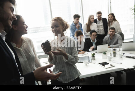 Young business persone aventi una conversazione durante la pausa caffè Foto Stock