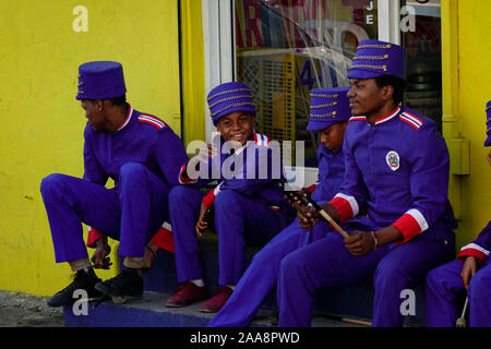 I membri della band marciando prendono una pausa nella Repubblica Dominicana di Higuey Foto Stock