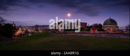 Edimburgo, Scozia, Regno Unito - 11 Gennaio 2012: La Luna tramonta su Edimburgo Calton Hill osservatorio di Alba. Foto Stock