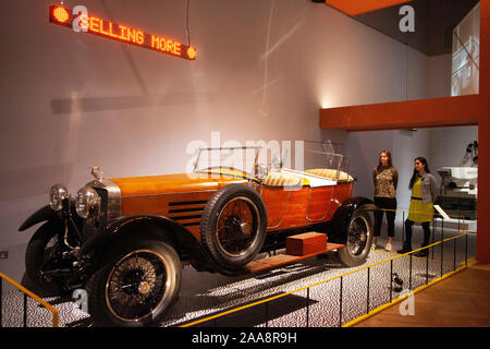 Il V & A Museum di Londra ospita i suoi principali autunno mostra "Cars: accelerando il mondo moderno". Lo spettacolo include questo 1922 Hispano-Suiza Tipo H6B "kiff siluro' creato per Suzanne Deutsch de la Meurthe con una mano il corpo predisposto. Foto Stock