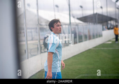 Ragazzo adolescente giocando calcetto Foto Stock