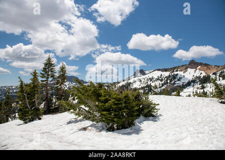 Colline parzialmente coperto di neve nel Parco Nazionale vulcanico di Lassen Foto Stock