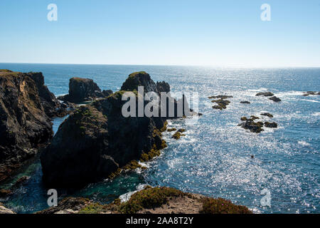 Scintillante Oceano Pacifico acqua lungo scogliere rocciose del nord CA Foto Stock