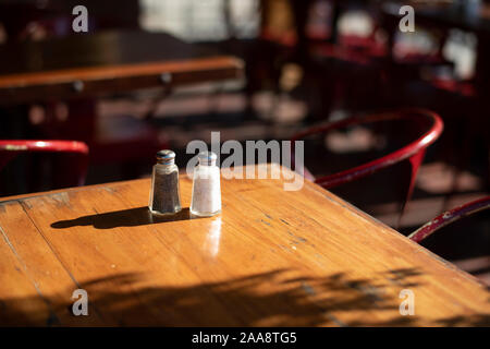 Tabella con il sale e il pepe in un vuoto di American diner Foto Stock