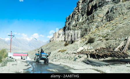 Una costruzione di strade il caricatore auto autocarro con cassone ribaltabile (attrezzatura pesante macchina veicolo) in Hindustan-Tibet rotta commerciale NH 22 nel distretto di Kinnaur di Himachal Prade Foto Stock