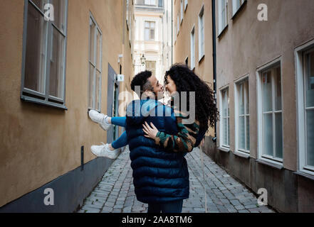 Uomo che porta la sua fidanzata per le strade d'Europa in cerca di amore Foto Stock