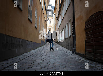 Uomo che porta la sua fidanzata fino a strada europeo cercando in amore Foto Stock