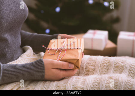 Irriconoscibile donna azienda regalo di Natale in mani Foto Stock