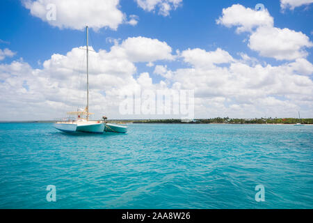 Luxury yacht ancorati sulle acque turchesi del Mar dei Caraibi, Repubblica Dominicana Foto Stock