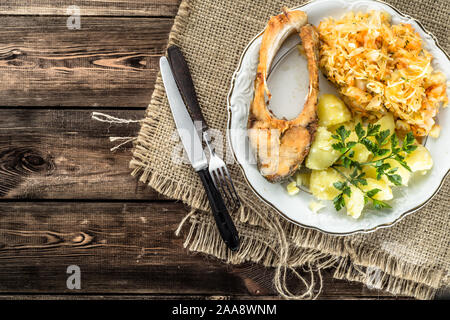 La frittura di pesce, patate lesse e crauti, cena, concetto di cucina a vista, overhead Foto Stock