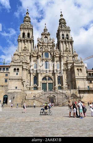 Santiago de Compostela, Spagna. Il 4 agosto 2019. Cattedrale con i pellegrini di scattare le foto alla fase finale del Camino de Santiago. Plaza del Obradoiro. Foto Stock