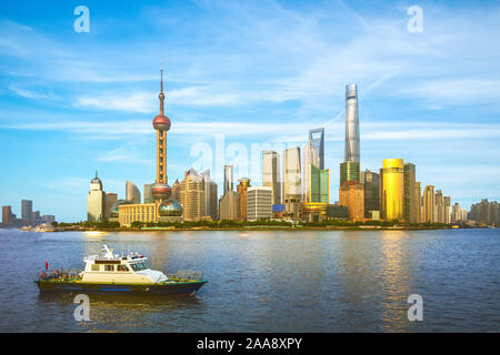 Skyline di Pudong dal fiume Huangpu a Shanghai in Cina Foto Stock