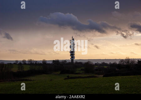 Il Purdown BT a microonde trasmettitore di rete sale dal parco nel quartiere Lockleaze del nord di Bristol. Foto Stock