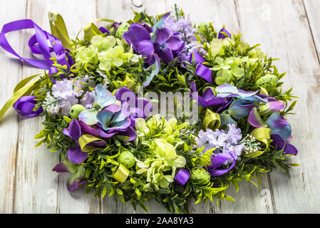Floreali ghirlanda di pasqua con le uova di pasqua, legno di bosso e fiori Foto Stock