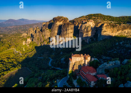 Vista aerea dal monastero Rousanou sulla sommità di una rupe in Meteora vicino Kalabaka, Trikala, Grecia Foto Stock