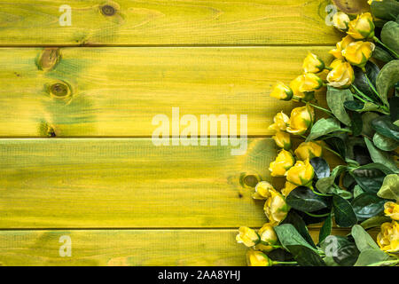 Tettuccio di rose su sfondo di legno. Cornice floreale, fiori, valentines card. Foto Stock