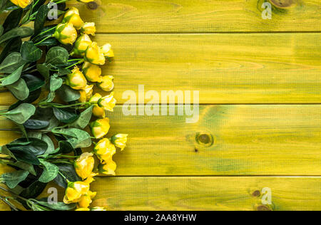 Vista dall'alto di rose sul legno. Cornice floreale, fiori anniversario card. Foto Stock