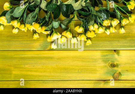 Vista dall'alto di rose sul legno. Cornice floreale, fiori anniversario card. Foto Stock