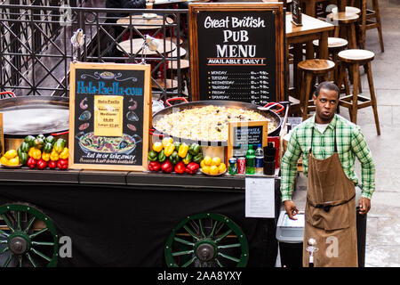 I tempi stanno cambiando. Ora siamo in grado di acquistare "Great British pub' cibo di Paella da uno stallo nel mercato. Non nel mio giorno direi il mio vecchio padre. Foto Stock