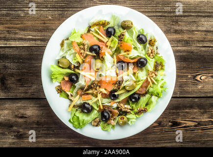 Vista dall'alto di insalata di verdure, cucina italiana con lattuga, olive e salmone Foto Stock