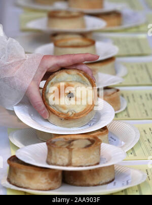 Scotch torte durante giudicare al mondo 2020 Scotch Pie campionato al Carnegie Conference Center, Dunfermline. Foto Stock