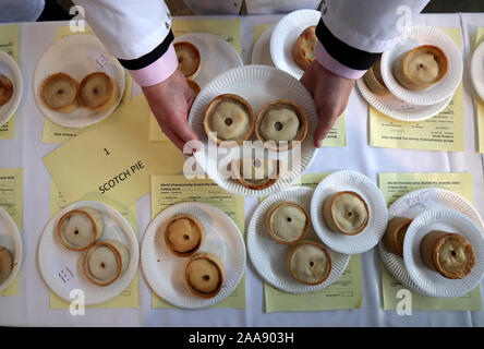 Scotch torte durante giudicare al mondo 2020 Scotch Pie campionato al Carnegie Conference Center, Dunfermline. Foto Stock