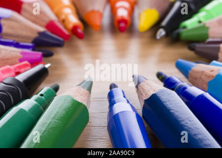 Impostare dal variopinto affilare matite, penne, pennarelli. Foto Stock