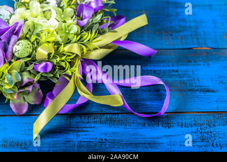 Decorazione di pasqua da uova di pasqua, pasqua bosso e fiori. Foto Stock