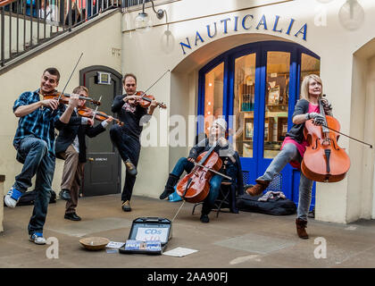 La peste Buskers divertirsi in Covent Garden, Londra Foto Stock