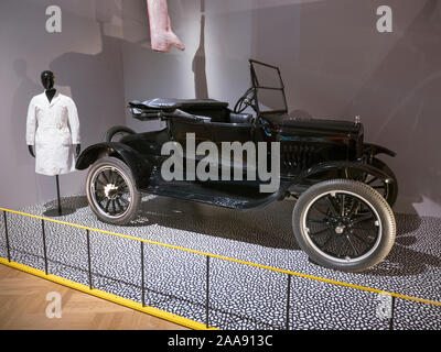 Ford Modello T Tourer 1926 al V&A mostra 'Auto accelerando il mondo moderno. Foto Stock