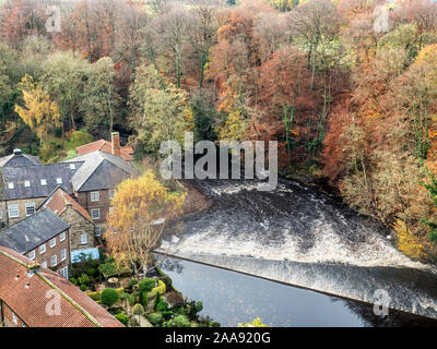 Castello di mulini e la diga sul fiume Nidd in autunno a Knaresborough North Yorkshire, Inghilterra Foto Stock