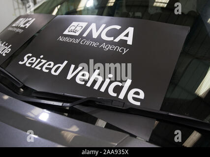 Un reato nazionale agenzia sequestrati segno del veicolo sul parabrezza di un Range Rover Vogue dopo che è stato recuperato da ufficiali della criminalità nazionale agenzia (NCA) e la Metropolitan Police durante la mattina presto le incursioni da sette indirizzi di casa a Hounslow, Hayes, Uxbridge e Southall, di presunti membri di una criminalità organizzata (gruppo OCG). Foto Stock