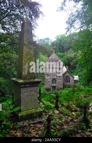 Guardando in giù per la valle a Minster Chiesa, appena fuori Boscastle nel nord della Cornovaglia, con il memoriale in primo piano Foto Stock