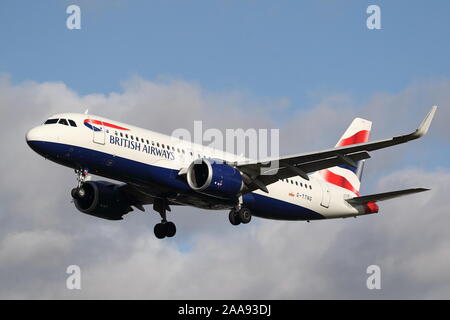 British Airways Airbus A320-251N G-TTNG atterraggio all'Aeroporto Heathrow di Londra, Regno Unito Foto Stock