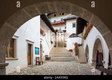 Il medievale santuario di San Romedio. Val di Non, in provincia di Trento, Trentino Alto Adige, Italia, Europa Foto Stock