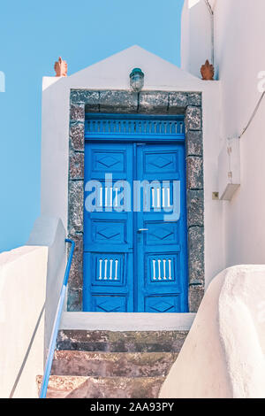 Splendida vista di edifici della città di Santorini, Grecia Foto Stock
