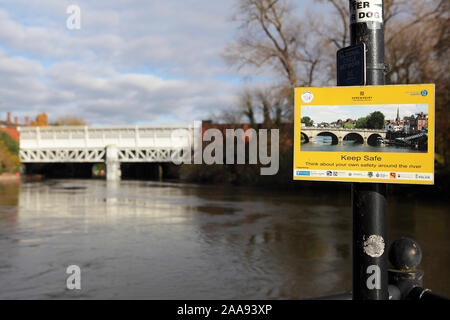 Situato vicino a St Marys acqua Lane, questo Consiglio Shropshire cartello di avviso relativi al fiume Severn consapevolezza durante le inondazioni. Foto Stock