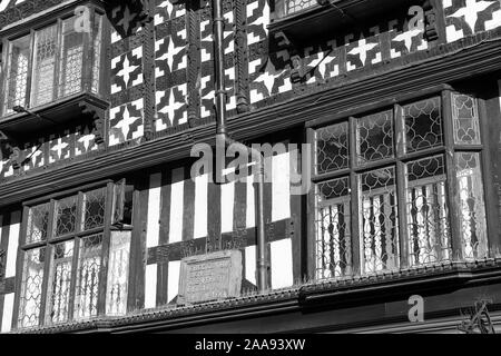 Tradizionale di legno a proprietà, visto qui mentre sulla posizione nella città di Shrewsbury in Shropshire, Inghilterra. Foto Stock