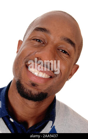 Un close up immagine ritratto di un americano africano uomo sorridente calvo e con un piccolo batuffolo, isolato per sfondo bianco Foto Stock
