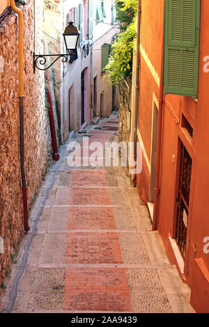 Vicolo colorato a Menton, Francia Foto Stock