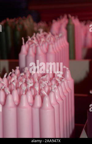 Colore rosa candela di cera vari in una fila in un negozio di stoppino non illuminato, tipi di candele sul display in una decorazione home store Foto Stock