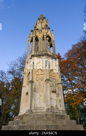 Eleanor Cross, Hardingstone, Northampton, Regno Unito; un tredicesimo secolo antico monumento inaugurato nel novembre 2019 dopo sette mesi del progetto di ristrutturazione. Foto Stock