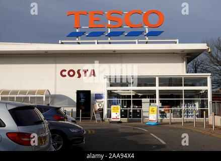 Auto parcheggiate a Tesco in Burnage, Manchester, Regno Unito Foto Stock