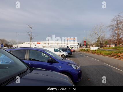 Auto parcheggiate a Tesco in Burnage, Manchester, Regno Unito Foto Stock