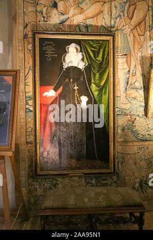 Un'intera lunghezza verticale o dipinto ad olio di Maria Regina di Scozia (1542-1587), da o dopo Rowland Lockey presso Hardwick Hall, Derbyshire, England, Regno Unito Foto Stock