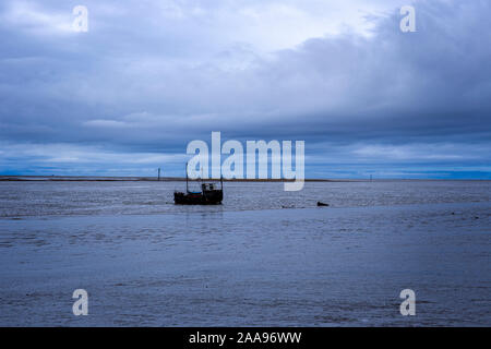 La pesca in barca sulla costa di Fylde in Lytham St Annes LANCASHIRE REGNO UNITO Foto Stock